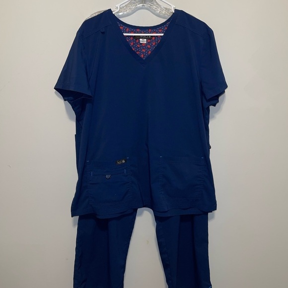 Navy Women's Scrub Set - Picture 6 of 6